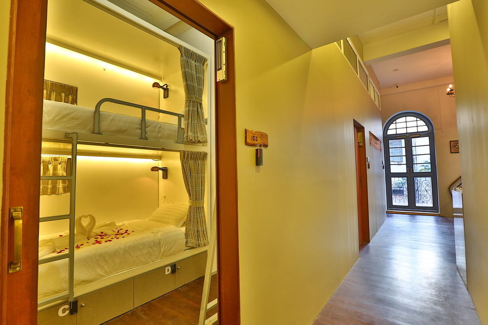Scott @ 31St Street Hostel Янгон Екстериор снимка